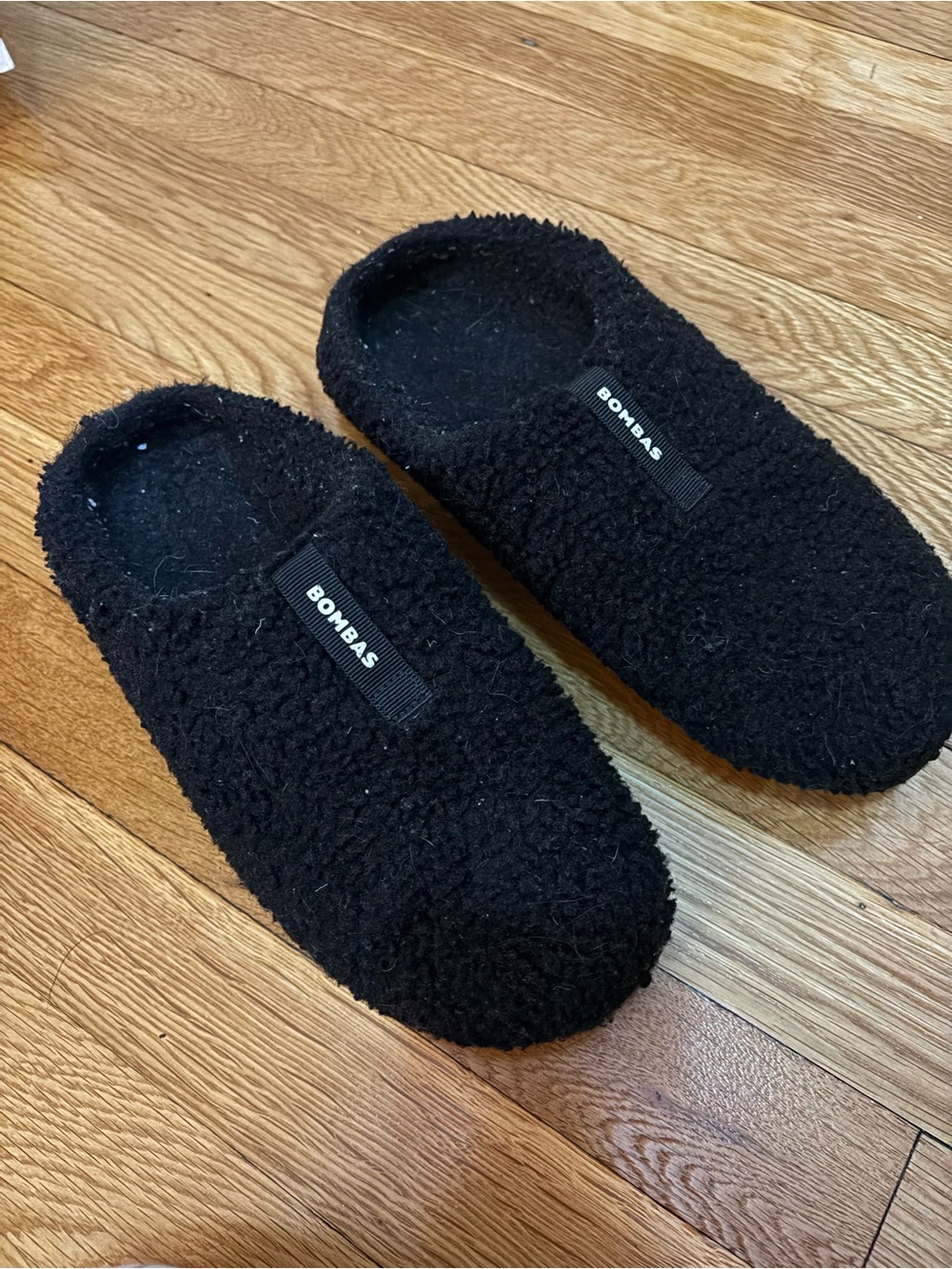 Bombas Black Sherpa Slip-On Slippers